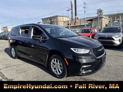 Used 2023 Chrysler Pacifica Touring-L image 2