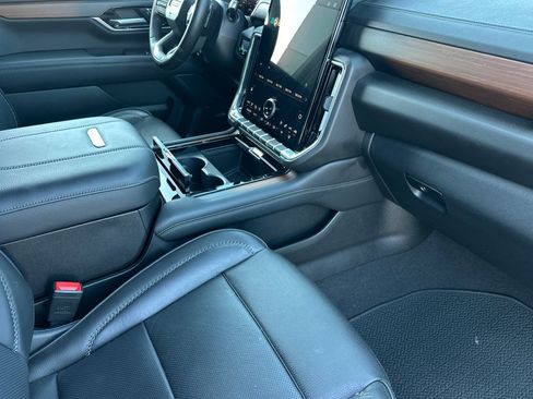 Used 2025 GMC Yukon XL Denali AWD/4WD image 20