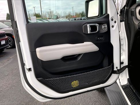 Certified 2022 Jeep Wrangler Unlimited Sahara image 22