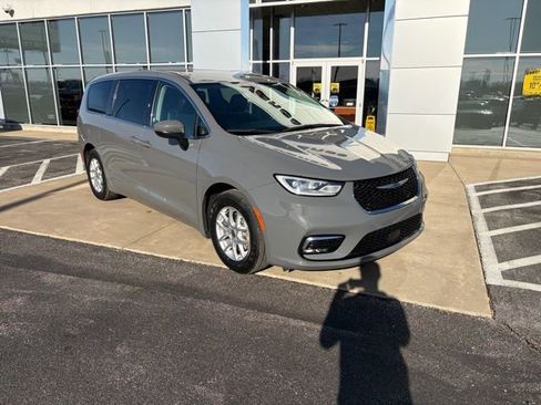 Used 2023 Chrysler Pacifica Touring-L image 8