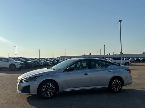 Certified 2025 Nissan Altima 2.5 SV FWD image 13