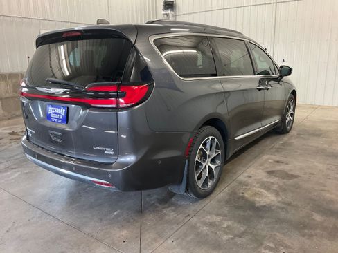 Used 2022 Chrysler Pacifica Limited AWD/4WD image 5