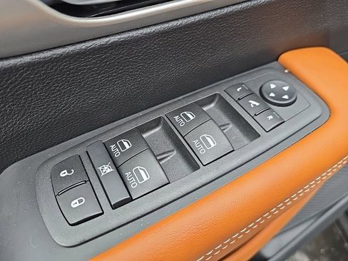 New 2026 Chrysler Pacifica Pinnacle image 9