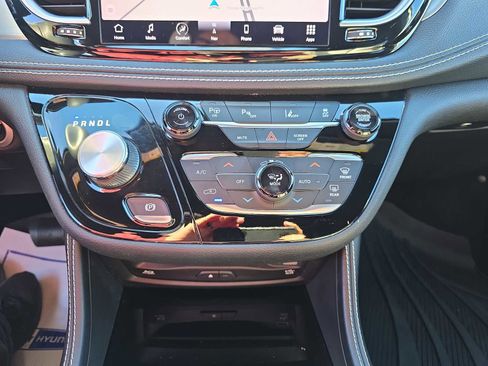 Used 2021 Chrysler Pacifica Limited w/ Uconnect Theater Family Group image 18