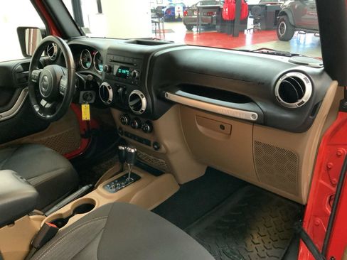 Used 2017 Jeep Wrangler Sahara w/ Connectivity Group AWD/4WD image 8