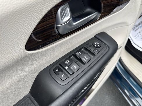 Used 2022 Chrysler Pacifica Limited image 13