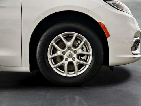Used 2023 Chrysler Pacifica Touring-L FWD image 9