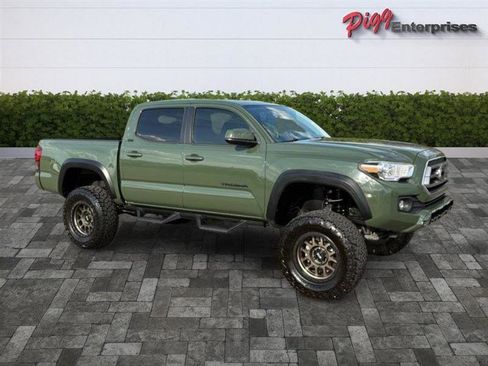 Used 2021 Toyota Tacoma SR5 w/ Trail Edition image 9