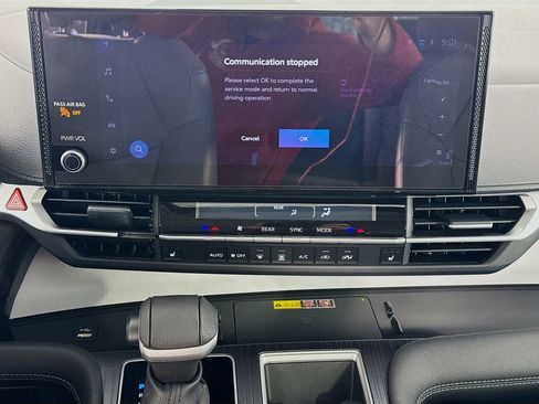 Used 2025 Toyota Sienna XLE image 37