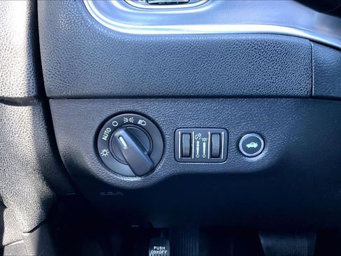 Used 2019 Dodge Charger SXT image 32