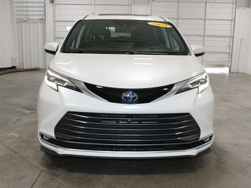 Used 2021 Toyota Sienna Platinum AWD/4WD image 3
