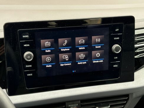 Used 2025 Volkswagen Jetta SE image 21