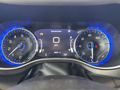 Used 2022 Chrysler Pacifica Touring-L FWD image 11
