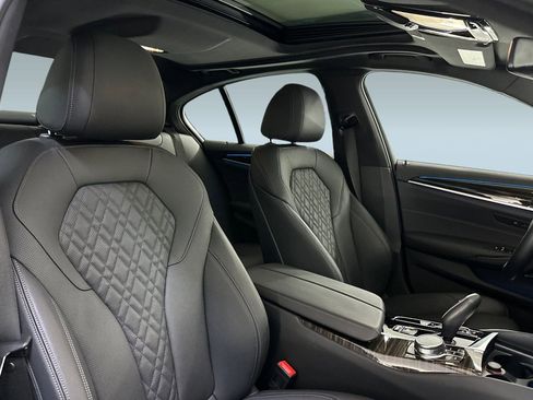 Used 2022 BMW 530e w/ Premium Package image 32