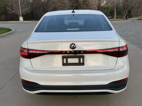 Certified 2025 Volkswagen Jetta Sport FWD image 9