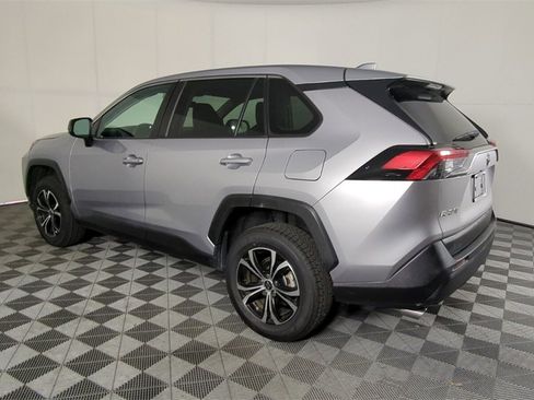 Used 2022 Toyota RAV4 LE image 8