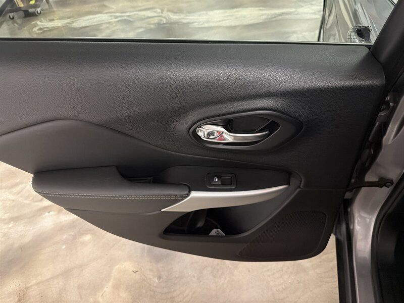 Used 2018 Jeep Cherokee Latitude Plus w/ Comfort/Convenience Group FWD image 35