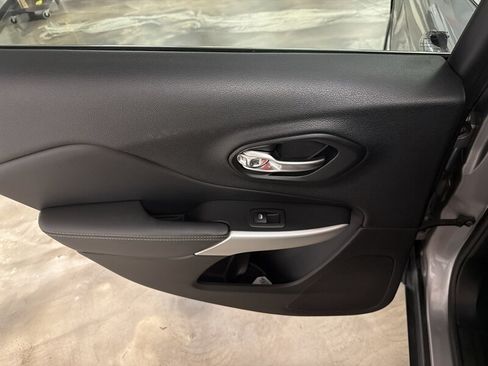 Used 2018 Jeep Cherokee Latitude Plus w/ Comfort/Convenience Group FWD image 35