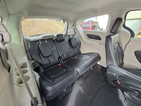 Used 2023 Chrysler Pacifica Touring-L image 18