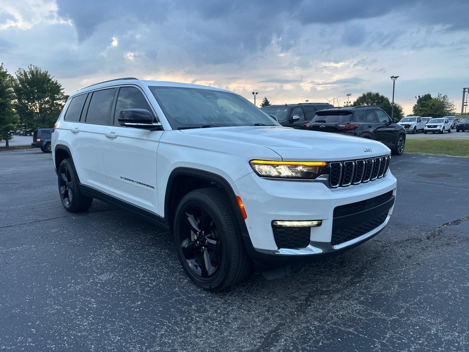 Used 2022 Jeep Grand Cherokee L Limited w/ Luxury Tech Group II RWD image 3