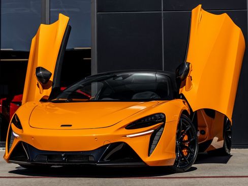 Used 2023 McLaren Artura image 2