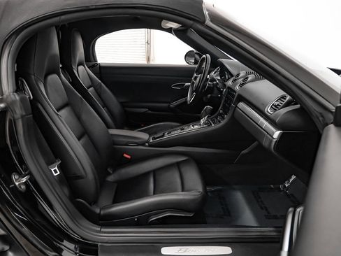 Used 2017 Porsche 718 Boxster RWD image 34