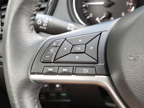 Used 2018 Nissan Rogue SV AWD/4WD image 20