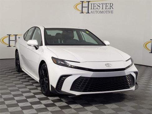 Used 2025 Toyota Camry SE image 2