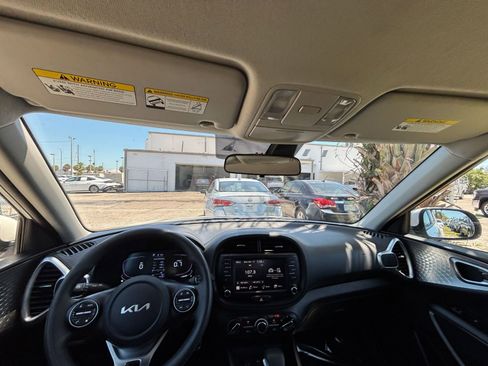 Used 2025 Kia Soul LX w/ LX Technology Package FWD image 32