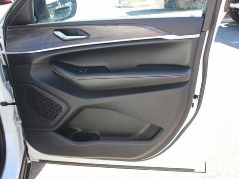 Used 2024 Jeep Grand Cherokee Limited image 28