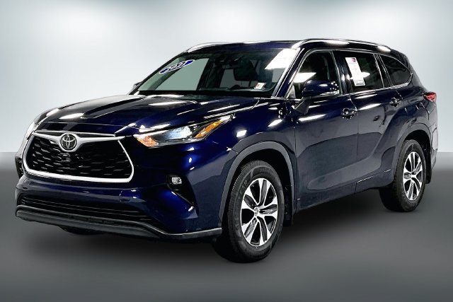 Used 2021 Toyota Highlander XLE AWD/4WD image 3