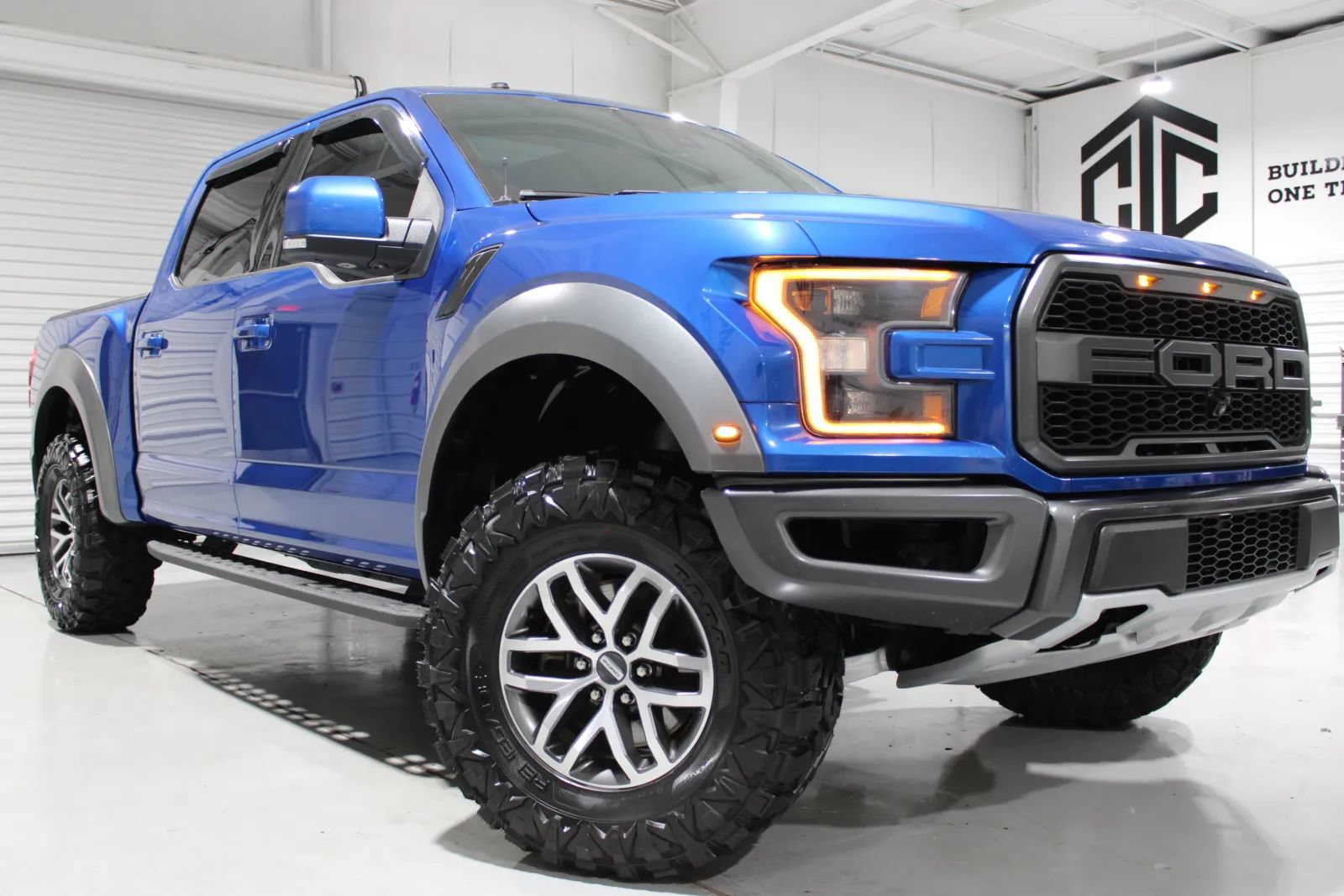 Used 2018 Ford F150 Raptor w/ Equipment Group 802A Luxury AWD/4WD image 2