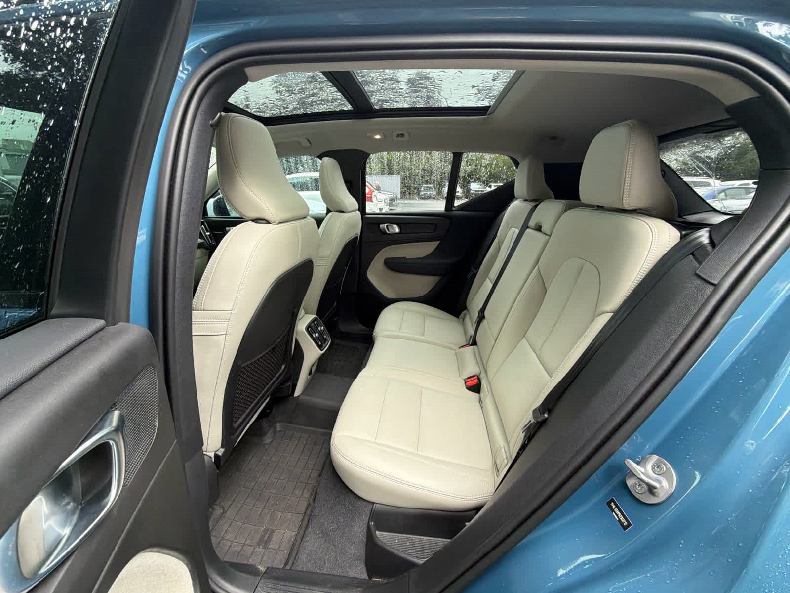 Certified 2024 Volvo XC40 B5 Ultimate w/ Protection Package Premier AWD/4WD image 24