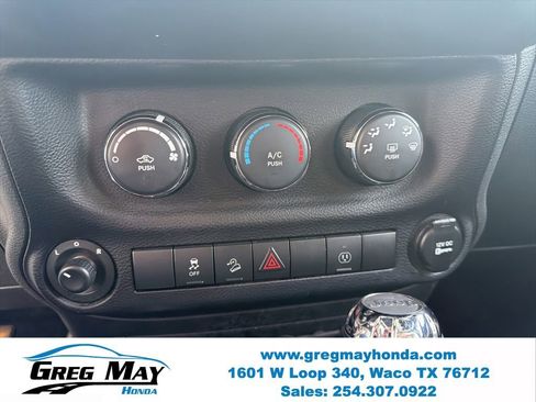 Used 2015 Jeep Wrangler Unlimited Rubicon w/ Connectivity Group AWD/4WD image 17