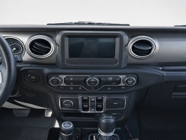 Used 2018 Jeep Wrangler Unlimited Sahara AWD/4WD image 15