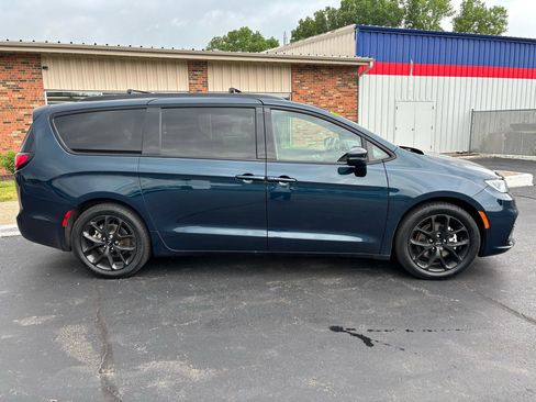 Used 2023 Chrysler Pacifica Touring-L w/ S Appearance Package FWD image 2