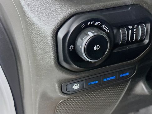 Used 2022 Jeep Wrangler Unlimited Sahara AWD/4WD image 17