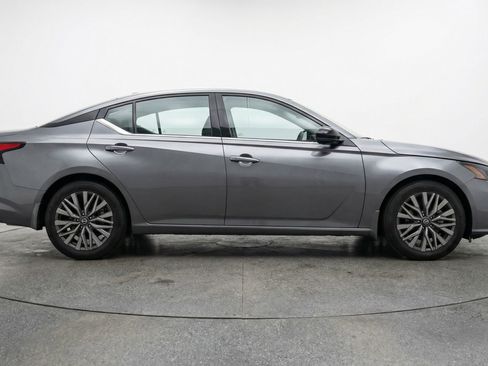 Used 2025 Nissan Altima 2.5 SV image 11