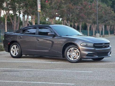 Used 2017 Dodge Charger SE RWD image 5