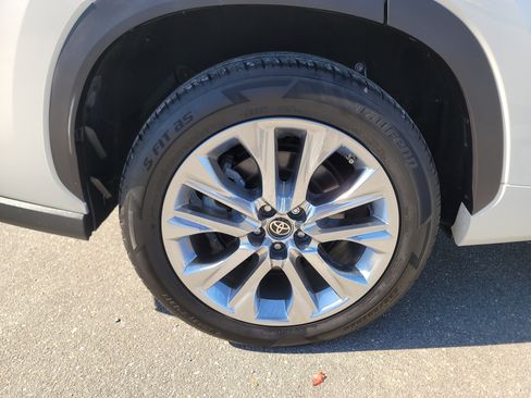 Used 2021 Toyota Highlander Limited image 11