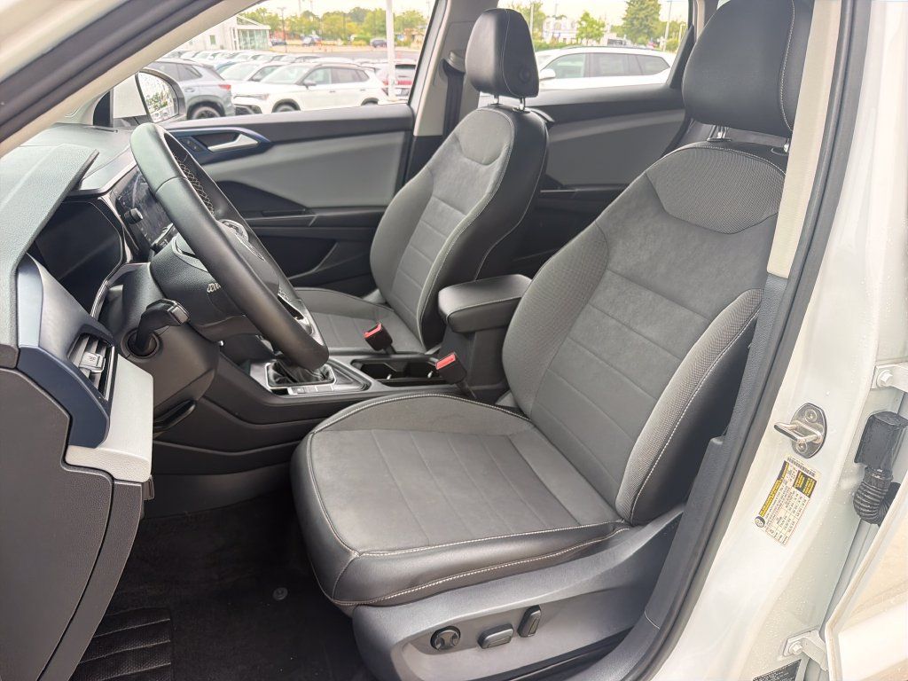 Used 2022 Volkswagen Taos SE FWD image 7