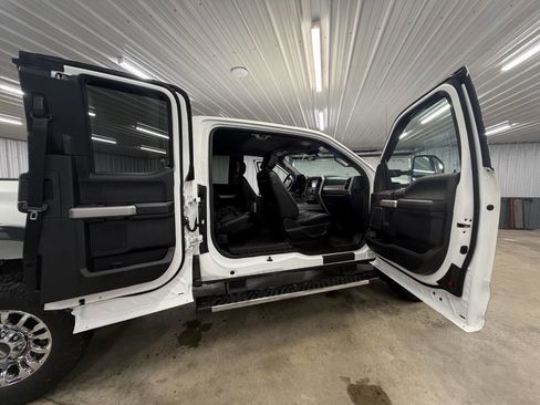 Used 2020 Ford F350 Lariat w/ Chrome Package image 32