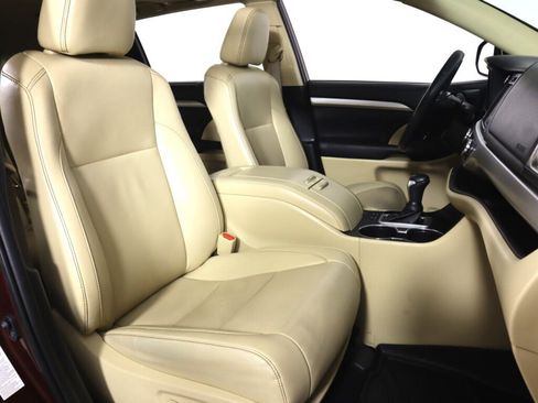Used 2019 Toyota Highlander XLE FWD image 42