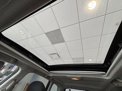 Used 2018 Subaru Forester 2.5i Premium w/ All-Weather Package image 16