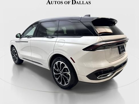 Used 2025 Lincoln Nautilus Reserve AWD/4WD image 9