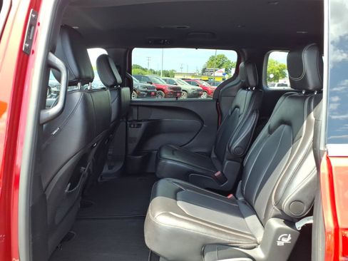 Used 2026 Chrysler Pacifica Select FWD image 11