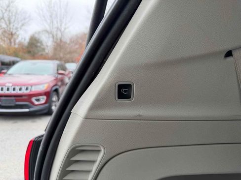 Used 2023 Chrysler Voyager LX image 32