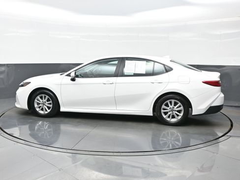 Used 2025 Toyota Camry SE image 3
