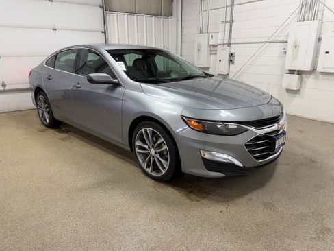 Used 2025 Chevrolet Malibu LT image 3