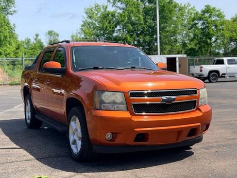 Used 2008 Chevrolet Avalanche LT w/ Convenience Package #1 AWD/4WD image 4